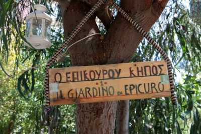 Il giardino di Epicuro: tra i palazzi di Bari un'area segreta curata da due pensionati